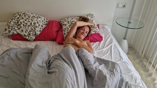 Kívánatos pali megbassza a haver feleségét, miután az lelépett, és pov videót készít neki