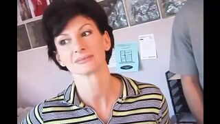 Sharon Mitchell feleségként orálozza és hátsó bejáratba veszi Mark Wood farkát retro stílusban